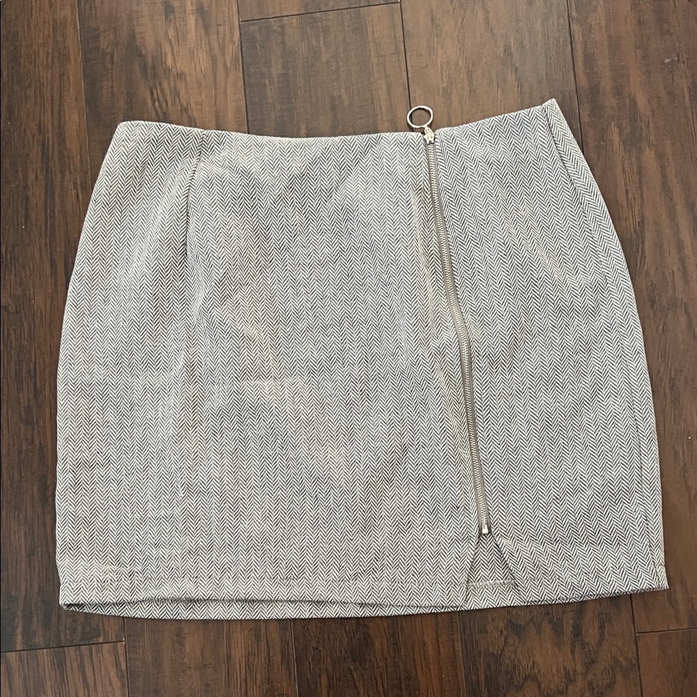 New without tag! Stylish Gray Skirt with Zipper Detail